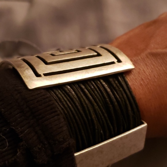 Leather cuff bracelet with silver face - Picture 2 of 3